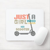 彼女のスクーターを愛する女の子 マウスパッド (マウス)