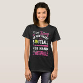 彼女のハートにイエス・ソフトボール Funny Pitcher ギフト Tシャツ (正面フル)