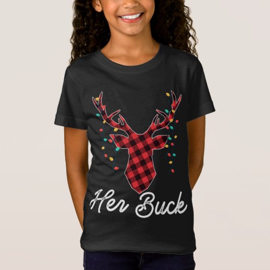 彼女のバックのトナカイ赤い格子模様クリスマスパジャマの試合 Tシャツ (正面)