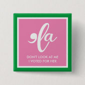 彼女のピンクの緑のカマラに投票した私を見ない 缶バッジ (正面)