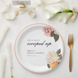 彼女のブライダルシャワーが計画された ペーパープレート