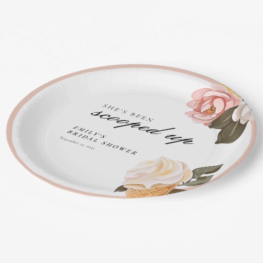 彼女のブライダルシャワーが計画された ペーパープレート (アングル)