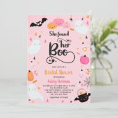 彼女のブーを見つけた ピンクのハロウィン ウェディングシャワーパーティー 招待状 (スタンド正面)