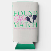 彼女のマッチを見つけた – おもしろいピックボールインスパイアブライダル スリム缶クーラー (裏面)
