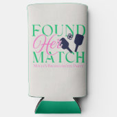 彼女のマッチを見つけた – おもしろいピックボールインスパイアブライダル スリム缶クーラー (正面)