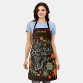 彼女の信じ引用文おもしろいフローラインスピレーション エプロン (着用した状態)