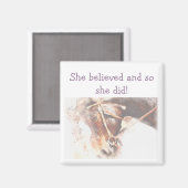 「彼女の信じ引用文馬 マグネット (正面/裏面)