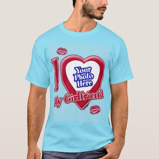 彼女の写真が大好き 赤いハート キス 青い空 Tシャツ (正面)