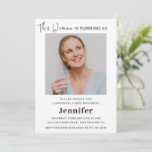 彼女の写真を使った現代的な65歳の誕生日招待状 招待状 (スタンド正面)