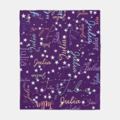 彼女の名で染み出る星々の紫の空 フリースブランケット (正面)