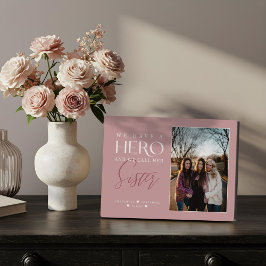 彼女の妹を写真記念に呼ぶヒーローがいる フォトプラーク