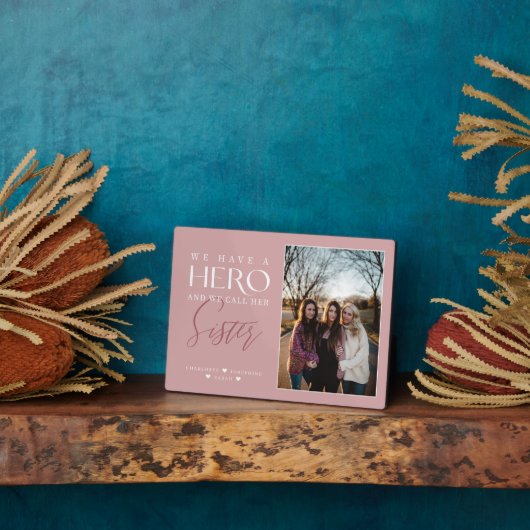 彼女の妹を写真記念に呼ぶヒーローがいる フォトプラーク (側面)