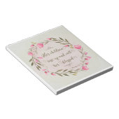 彼女の子供たちが立ち上がって彼女に電話賛美する ノートパッド (アングル)