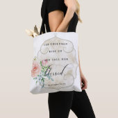 彼女の子供は立上がりましたり及び彼女の賛美されたトートバックを呼びます トートバッグ (クローズアップ)