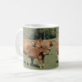 彼女の子牛を舐めている牛 コーヒーマグカップ (正面左)