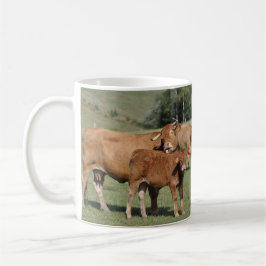 彼女の子牛を舐めている牛 コーヒーマグカップ