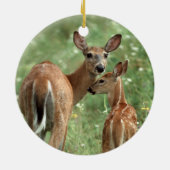 彼女の子鹿を持つ白後につかれたシカ セラミックオーナメント (裏面)