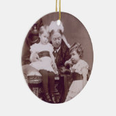 彼女の孫を持つビクトリア(1819-1901年)女王、 セラミックオーナメント (右)