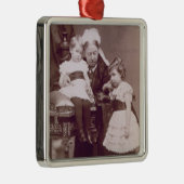 彼女の孫を持つビクトリア(1819-1901年)女王、 メタルオーナメント (右)