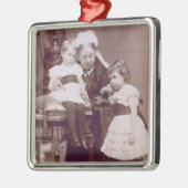 彼女の孫を持つビクトリア(1819-1901年)女王、 メタルオーナメント (左)