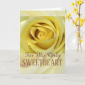 彼女の愛のテーマ黄色のバラの花びら近くに カード (黄色い花)
