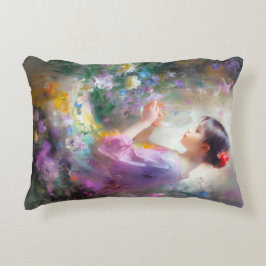 彼女の手の中の花を称賛する女の子 アクセントクッション