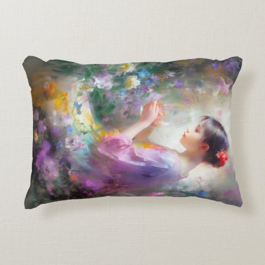 彼女の手の中の花を称賛する女の子 アクセントクッション (正面)