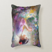 彼女の手の中の花を称賛する女の子 アクセントクッション (正面(垂直))