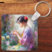 彼女の手の中の花を称賛する女の子 キーホルダー (裏面)