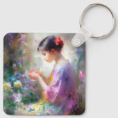 彼女の手の中の花を称賛する女の子 キーホルダー (裏面)