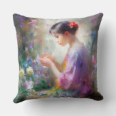 彼女の手の中の花を称賛する女の子 クッション (裏面)