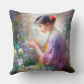 彼女の手の中の花を称賛する女の子 クッション (裏面)