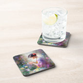 彼女の手の中の花を称賛する女の子 コースター (右側)