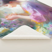 彼女の手の中の花を称賛する女の子 シェルパブランケット (3/4)