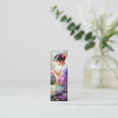 彼女の手の中の花を称賛する女の子 スキニー名刺 (スタンド正面)