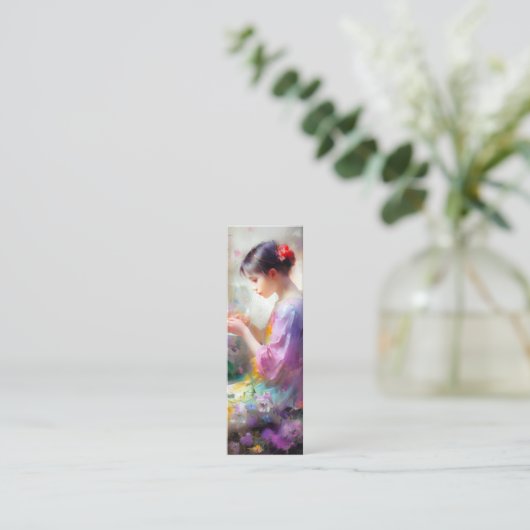 彼女の手の中の花を称賛する女の子 スキニー名刺 (スタンド正面)