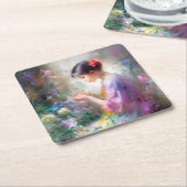 彼女の手の中の花を称賛する女の子 スクエアペーパーコースター (アングル)