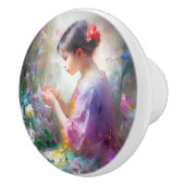 彼女の手の中の花を称賛する女の子 セラミックノブ (右)