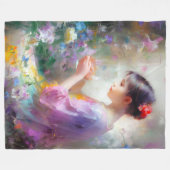 彼女の手の中の花を称賛する女の子 フリースブランケット (正面(横))