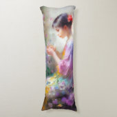 彼女の手の中の花を称賛する女の子 ボディピロー (正面縦)