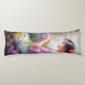 彼女の手の中の花を称賛する女の子 ボディピロー (裏面)