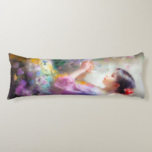 彼女の手の中の花を称賛する女の子 ボディピロー (正面)