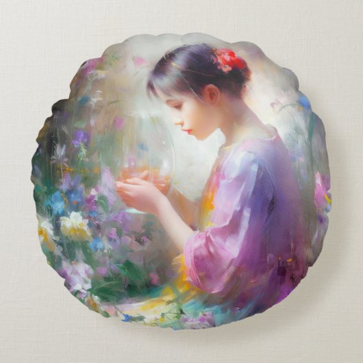 彼女の手の中の花を称賛する女の子 ラウンドクッション (正面)