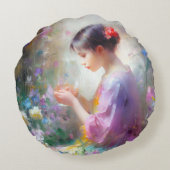 彼女の手の中の花を称賛する女の子 ラウンドクッション (裏面)