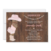 彼女の方法で小さな女性のカーボーイピンクのオウム赤ちゃんシャワー