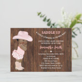 彼女の方法で小さな女性のカーボーイピンクのオウム赤ちゃんシャワー 招待状 (スタンド正面)