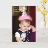 彼女の最初誕生会を気難しく見ているベビー カード (黄色い花)