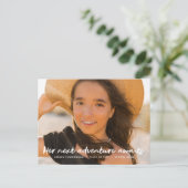 彼女の次の冒険が写真モダン卒業を待つ 案内ポストカード (スタンド正面)