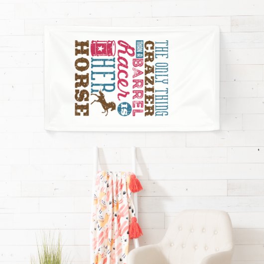 彼女の熱狂する馬はバレルレーサーよりのものだ 横断幕 (インサイチュ)