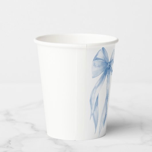 彼女の特別な日を祝おう ダスティーブルーのリボン ブライダルシャワーの紙コップ 紙コップ (右)